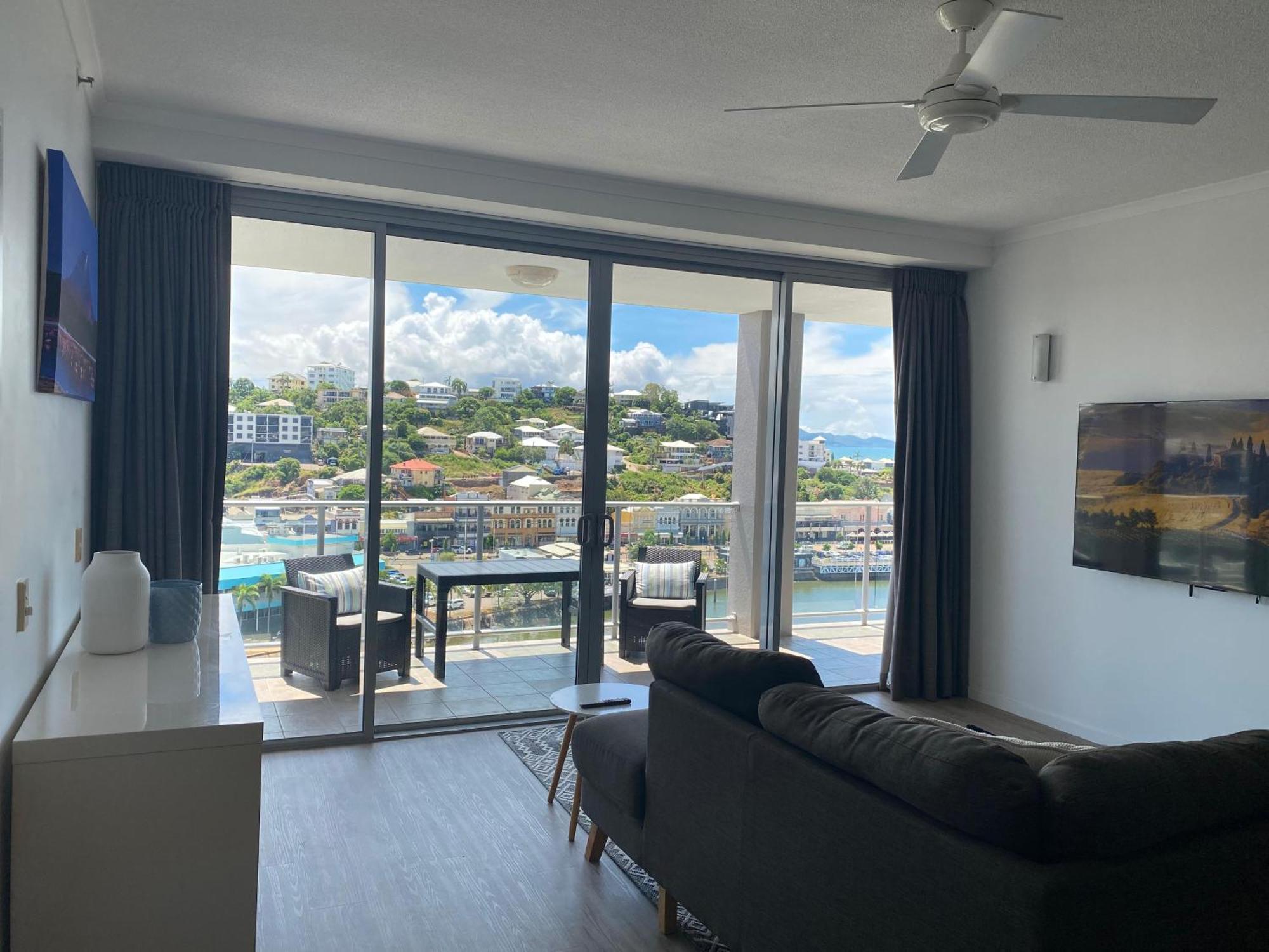 1102 | 11th Floor River & Stadium Views Apartment